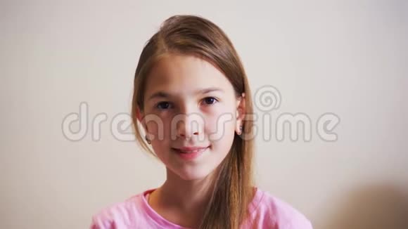 一个年轻漂亮女孩的肖像女孩子眉开眼笑视频的预览图