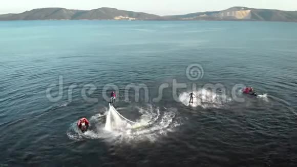 斯波特男人在海水上玩喷气背包的把戏视频的预览图