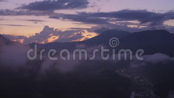 从上面的无人驾驶飞机飞过山谷中的城市空中着陆视野视频的预览图