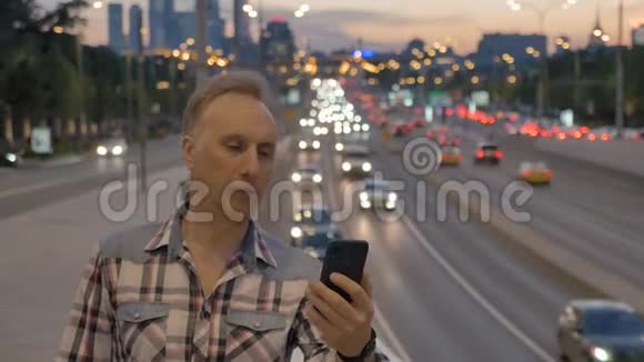男人在晚市的大街上自拍视频的预览图