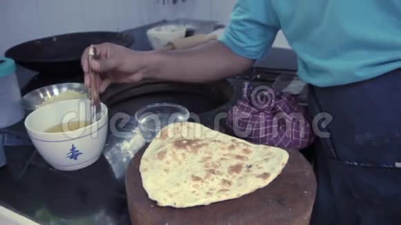 印度厨师涂大蒜泥印度菜视频的预览图