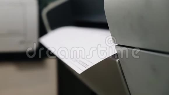 工程师用大型激光打印机压纸过程视频的预览图