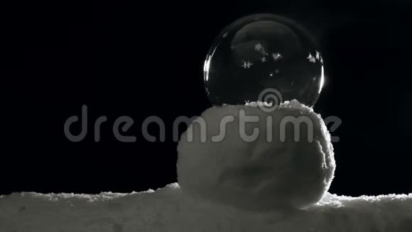 黑色背景上的水晶雪人冻结视频的预览图