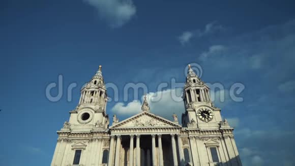 从底部俯瞰圣保罗大教堂华丽的正面蓝天圣保罗大教堂视频的预览图