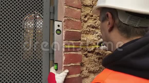 建筑商检查门的高度视频的预览图