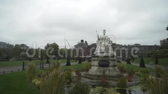 在肯辛顿宫附近的小池塘中心的维多利亚女王纪念碑的近景行动英格兰视频的预览图