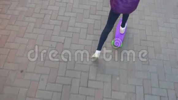 在城市街道的人行道上骑滑板的年轻少女少女滑板青少年体育视频的预览图