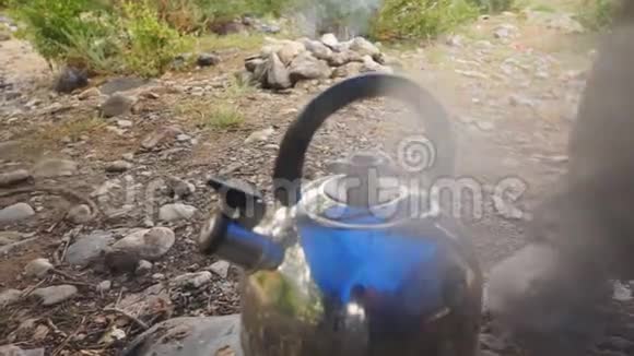 水壶在炉火上沸腾视频的预览图