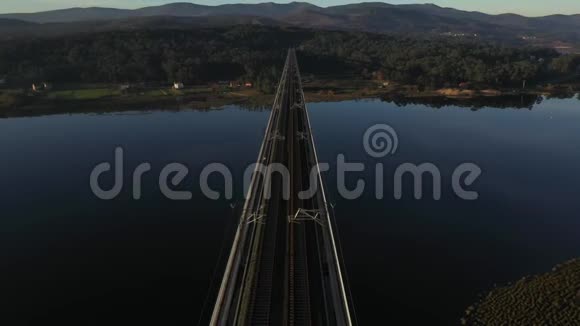 跨河大桥从无人驾驶飞机拍摄日落光线2视频的预览图