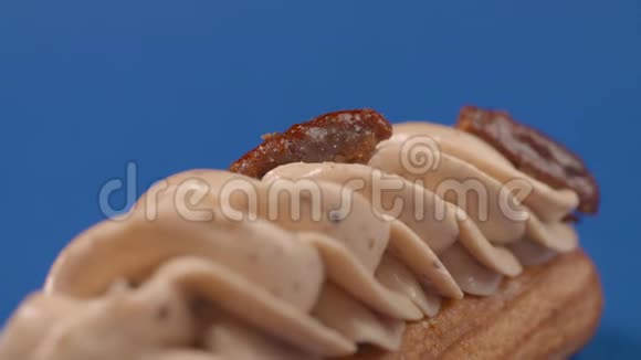 糖果师把山核桃加到奶油里缓慢地装饰蛋糕甜糕点在蛋糕里煮蛋糕视频的预览图