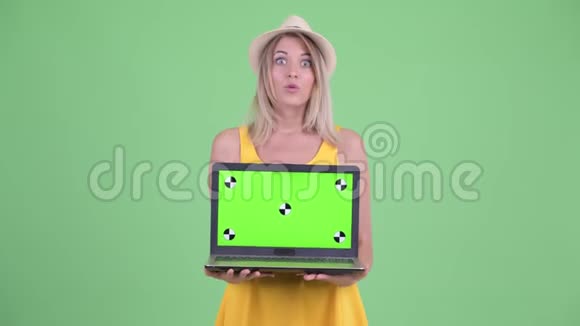 年轻的金发美女带着笔记本电脑看上去很惊讶视频的预览图