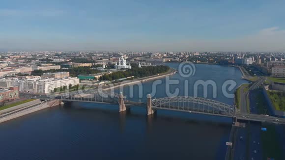 斯莫尼大教堂背景上的彼得大桥俄罗斯圣彼得堡视频的预览图