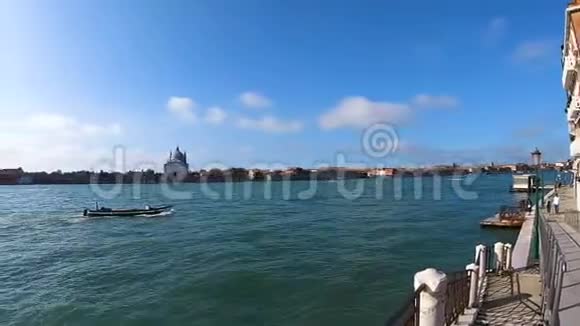 意大利威尼斯2019年9月9日在意大利威尼斯阳光明媚的一天从城市街道上的池塘和贡多拉斯观看视频的预览图
