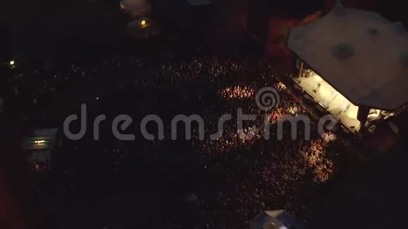 在德国有5000人参加的夜间音乐会上进行空中飞行视频的预览图