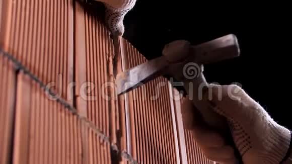 工人锤打陶瓷块做开槽孔库存录像建筑理念金属人视频的预览图