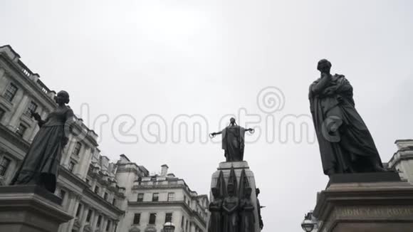 从底部观看佛罗伦萨南丁格尔和西德尼赫伯特的高雕像与灰色的天空行动警卫视频的预览图