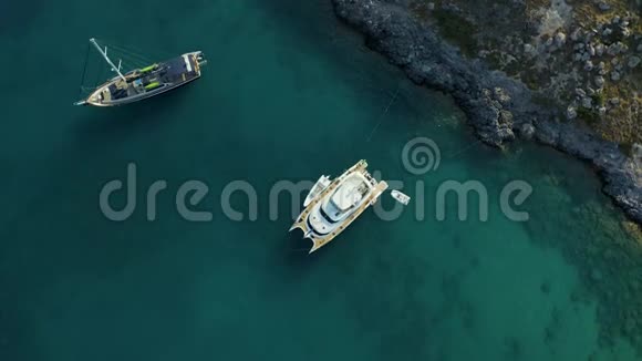 鸟希腊岛岩石海岸的视野停泊着游艇视频的预览图
