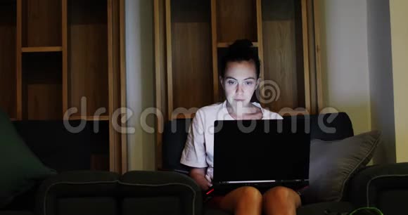 晚上在笔记本电脑上工作的女人视频的预览图