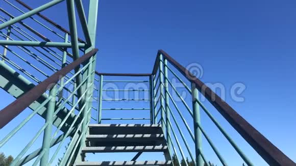 观塔金属构造与蓝天在阳光明媚的日子里表塔的楼梯通往天堂的楼梯视频的预览图