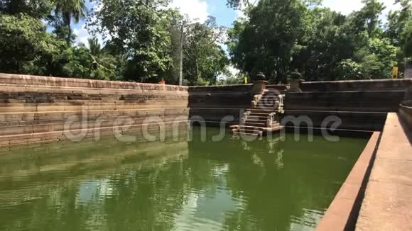 Anuradhapura斯里兰卡有水的盆地墙视频的预览图