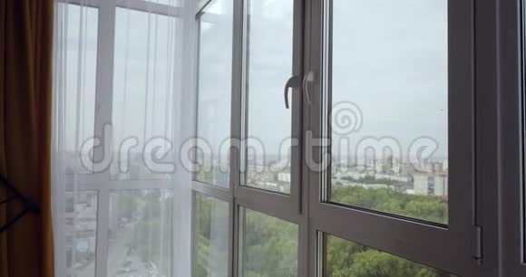 红头发的女人在休息日打开窗户享受新鲜空气视频的预览图