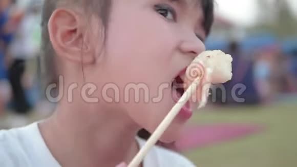 小女孩用筷子吃日本寿司卷视频的预览图