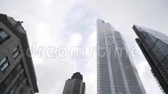 伦敦商业区现代摩天大楼的美丽的底部景色映衬着蓝色多云的天空行动现代城市视频的预览图