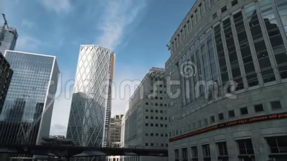 从底部看伦敦金融区正在建造的高现代玻璃摩天大楼行动视频的预览图