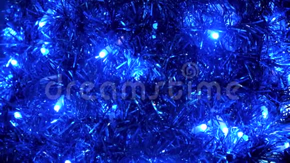 喜庆明亮的圣诞背景花环和闪烁的灯泡概念在家里关上新年新年的蓝色罐头视频的预览图