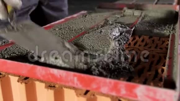用铲子把建筑工地上的一个砖匠围起来库存录像工业工人使用视频的预览图
