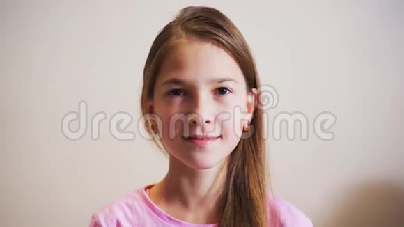 一个年轻漂亮女孩的肖像女孩子眉开眼笑视频的预览图