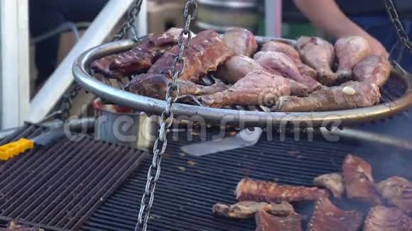 在一个大烤炉上煮烤鸡腿烧烤野餐视频的预览图