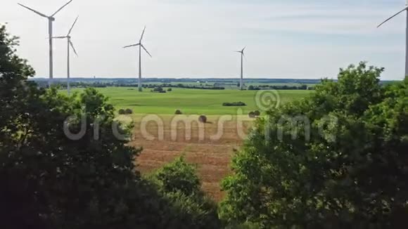 德国梅克沃波梅恩的绿色田野上的风车进行空中飞行视频的预览图