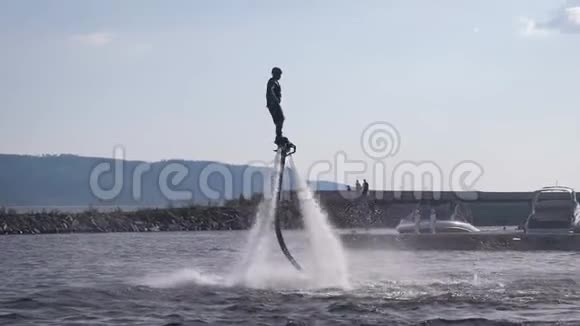 冒险性的人在水中的喷射背包中玩花样视频的预览图