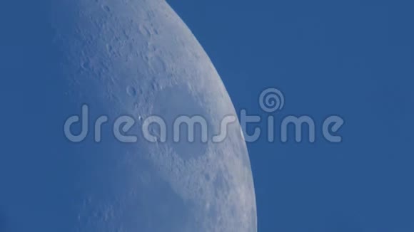 月亮在蓝天上移动特写视频的预览图