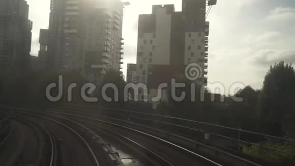 从DLR铁路列车接近车站在金丝雀码头伦敦行动地上铁路视频的预览图