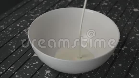 冷奶油倒进碗里视频的预览图