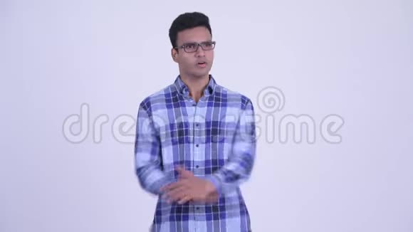年轻的印度潮男说话看起来很生气视频的预览图