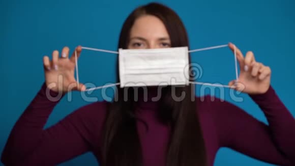 女人戴着手感罩视频的预览图