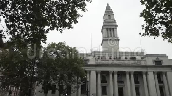 这座灰色行政大楼的美丽景色塔或教堂顶着灰色的天空行动城市视频的预览图