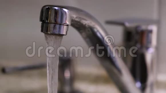 水从厨房的水龙头流下来概念干净的水从厨房的铬水龙头流出视频的预览图