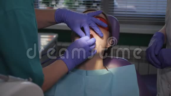 牙医正在用电牙刷照顾病人牙齿女人牙椅上的肖像视频的预览图