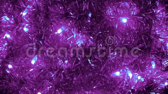 明亮的圣诞装饰五颜六色的灯泡花环和闪闪发光的紫色金属概念关闭视频的预览图