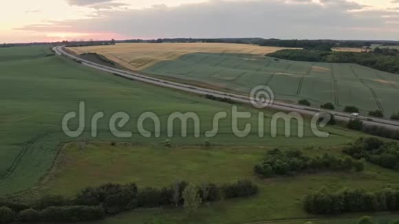 德国梅克沃波莫姆的绿色田野和草地上的空中飞行视频的预览图