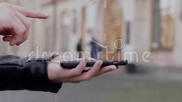 男性手展示HUD全息智能手机双摄像头视频的预览图