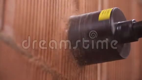 用电锤钻刀封闭出水口壁镗孔工艺库存录像打个洞视频的预览图