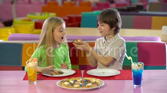 兄妹俩在儿童餐厅吃巧克力披萨视频的预览图