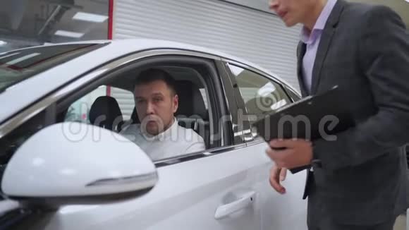 汽车经销商的客户销售顾问销售顾问在视频的预览图