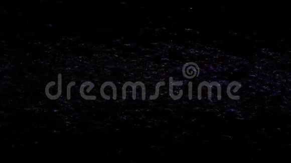 夜晚在水面上合上神秘的紫光反射概念人工照明的可视化视频的预览图