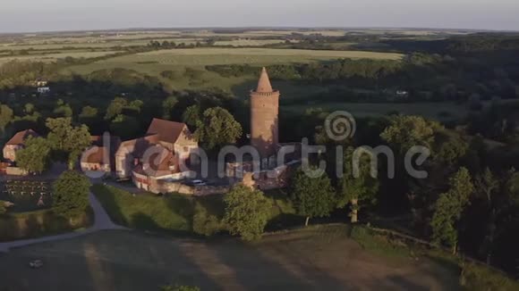德国梅克沃波莫姆堡城堡空中拍摄的风景视频的预览图